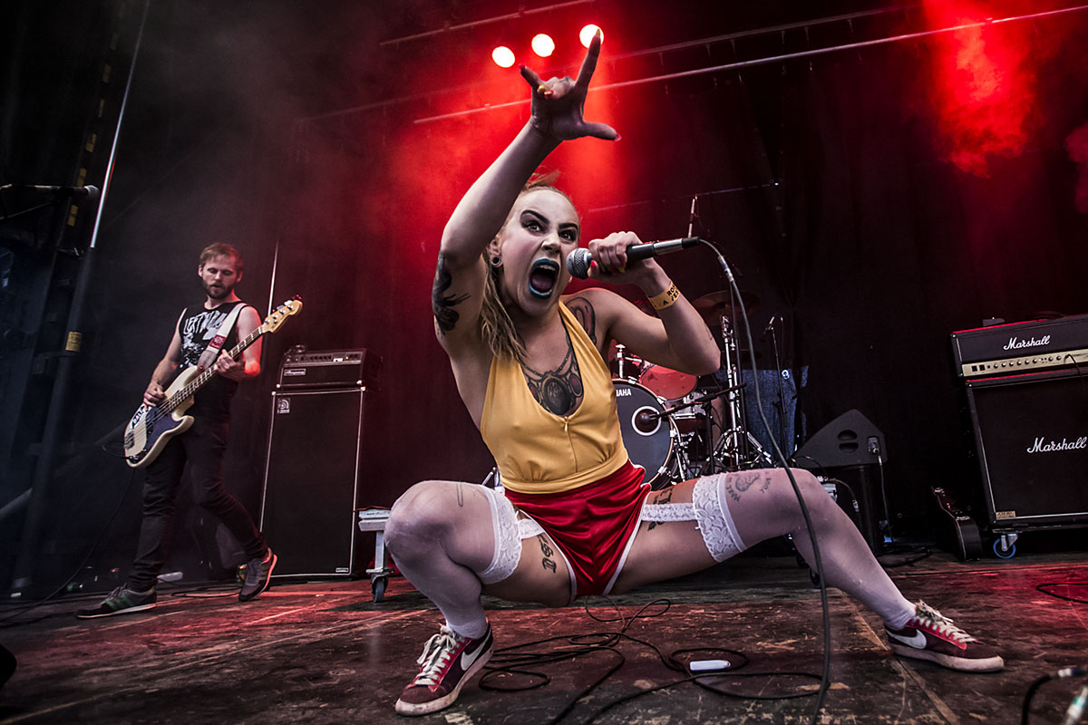 Det svenske punkband Slöa Knivar gav en hæsblæsende koncert i regnvejr. Roskilde Rising 2014.